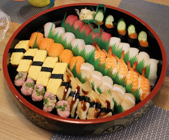 Mer sushi än vad sex pers kunde äta.