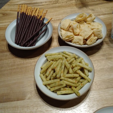 Pocky och chips formade som kuddar och pinnar.