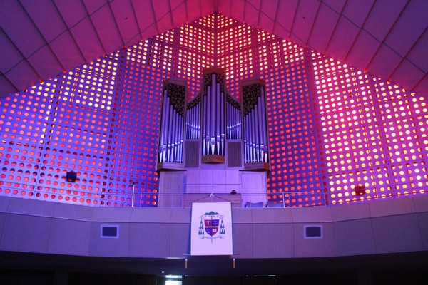 Orgeln är byggd i Sverige och installerad 2001.