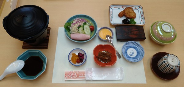 En typisk hotellfrukost i traditionell japansk stil. Små portioner, många kärl.
