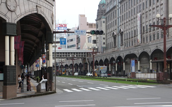 Till vänster varuhuset Yamatakaya. Till höger Kagoshima-banken.