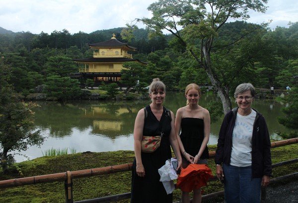 Mina kära resekamrater framför den gyllene paviljongen i Kyoto.
