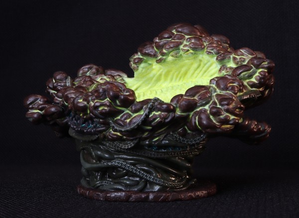 The figure does not have a front. This angle is roughly the reverse of Avatar Antithesis model. To each their own.