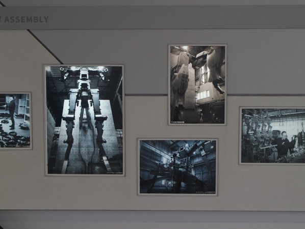 Foton på väggen i Gundam Factorys utställning.