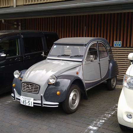 Miyazaki Hayao skrev om den här modellen i “Min bil” (1988). Den passar bra på Kyotos trånga gator.