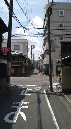 Vy åt söder på Shimmachi-dōri. På den här lilla gatan låg hotellet där vi bodde, Kyōmachi Rikyū Higashi Honganji.