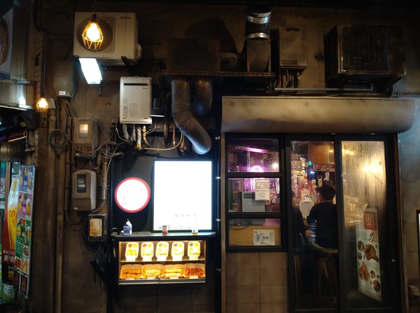 En kycklingrestaurang i Nagoya: Gaburi Chickens filial väster om centralstationen. Det här är inte cyberpunk eller någon form av dekoration. Det är praktisk arkitektur som ändå ser ut som Blade Runner (1982).