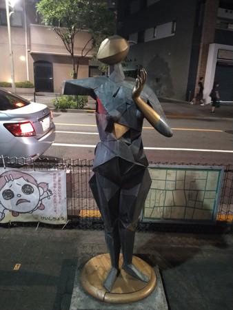 Formabstraherande skulptur av människa i helfigur på gatan i Nippori.