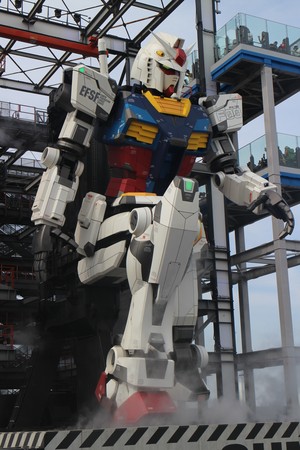 Scen ur föreställningen “F00/AI Awakening” på Gundam Factory.