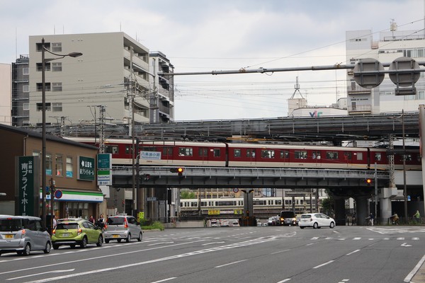 Tre järnvägsbroar över bilvägen genom centrala Kyoto.