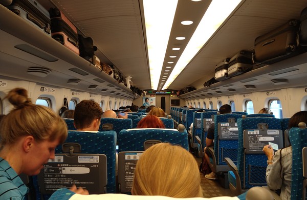 Insidan av ett Hikari, den äldsta typen av Shinkansen, på väg från Tokyo mot Okayama.