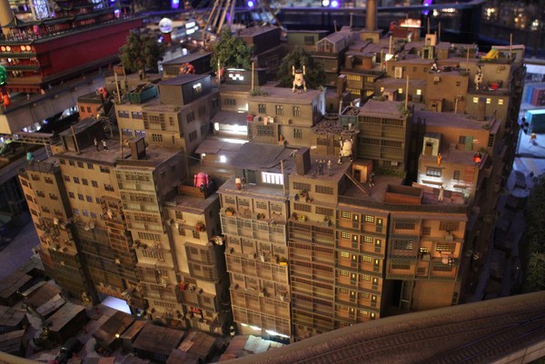En miniatyr inspirerad av Kowloon Walled City, alltför ren och prydd med MechatroWeGo-figurer och kugghjul.