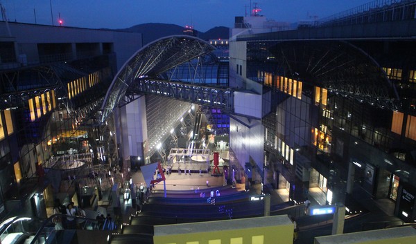 Bild tagen från en plattform som går att se på Kyotos centralstation från Kyoto Tower.