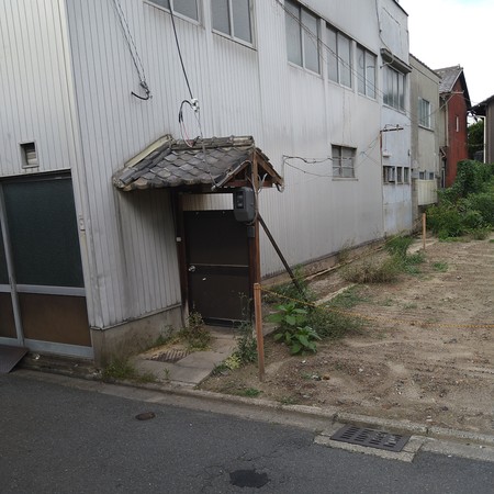 Japanska städer byggs ofta med luftspalt mellan husen för ljudisolering och jordbävningssäkerhet. Här har ett hus i Kyoto haft sin port i gränden mellan sig och grannen. Huset är rivet men porten är kvar, och fortfarande inkopplad! Kanske ska den återanvändas till nästa bygge.