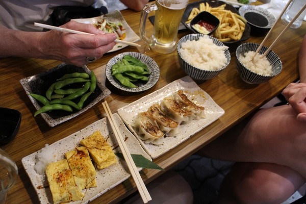 Uteservering. Efter flera års studium av japanska vet jag inte om restaurangens riktiga namn (鳥劇場) ska uttalas Tori Gekijō eller Chōgekijō, och jag hittar inte svaret på Internet, men det påverkar inte betydelsen.