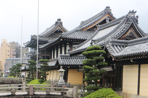 Den här bilden är tagen vid Nishi Honganjis östra vallgrav, längre åt söder. Här skyddar vallgraven och muren (tsuijibei) ett andra stort tempel på samma område som Nishi Honganji.