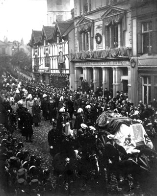 Foto från Victorias begravningståg 1901, vid London and County Bank.