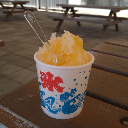 En kopp kakigōri med mangosmak från en food truck på Bentenjimas strand, efter 4 km promenad i sommarsolen.