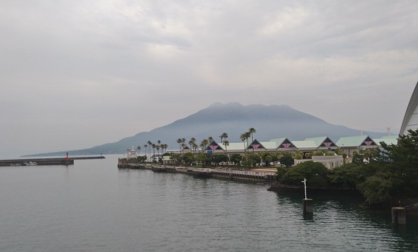 Vulkanen Sakurajima sedd från Kagoshimas hamn.
