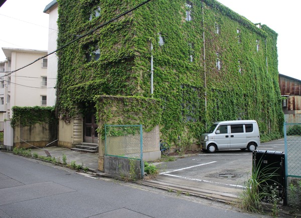 Trots att murgrönan håller på att täcka fönstren, och trots avspärrningen framför entrén, är Shigenobu Kaikan (重信会館) fortfarande i bruk. Huset är från 1930 och används (2023) till konstutställningar. Jag lyckades inte tyvärr inte få med det lilla tornet ovanpå byggnaden, med dess charmerande runda fönster i art deco-stil, på samma bild.