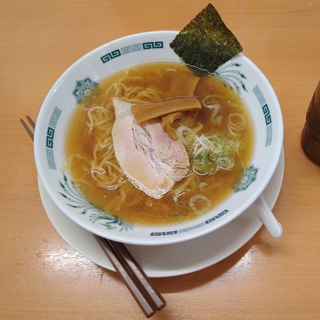 En enkel varm lunch med kallt vatten till, på en stor kedja i Nippori, 2023. ¥355, motsvarande 26 kr. En lika god och enkel lunch hade kostat minst tre gånger så mycket i Göteborg.