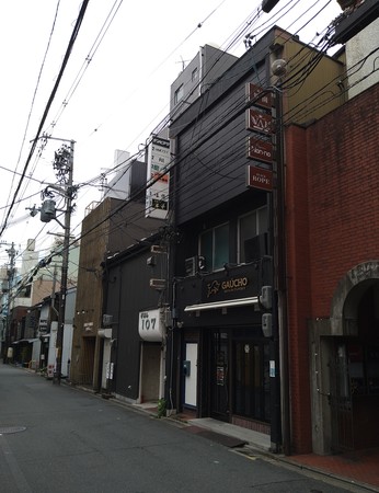 Snack Rope, Elegance Non-no och den brasilianska restaurangen Gaúcho är tre av fem verksamheter som skyltar för sig i det här lilla trevåningshuset på Shinbashi-dōri i östra Kyoto. Ordet “snack” (スナック) används ofta om barer med tilltugg, och “rope” kan vara något annat än det engelska ordet för rep. Enligt Google ligger ett annat Snack Rope i sydvästra Kyoto, och i det fallet skrivs “rope” inte ロープ utan ロペ, vilket antyder antingen total okunskap om engelska eller att transliterationen blivit fel från det spanska namnet Lope eller något annat ord med liknande uttal. Härligt med Engrish-mysterier och tungt belamrade elstolpar.