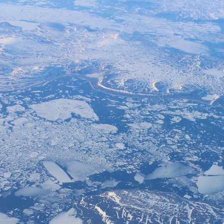 Jämför Norrut över Svalbard på vägen till Japan.