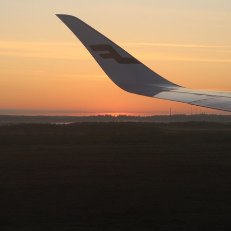 Det här är ungefär tolv timmar efter att vi lyfte från Tokyo på natten, ca. 22:07 lokal tid. Finnairs Airbus har jagats av solen hela vägen, upp ur natten över östra Asien till Nordpolens tidlösa vintersol och ner igen genom rosaskimrande moln över Finland i gryningen.