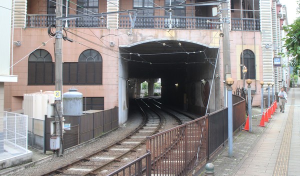 Den här byggnaden, Nagasakis centrum för byggnader i västerländsk stil (長崎西洋館センター), har uppenbarligen ritats för att passa ovanpå stadens spårvagnar.