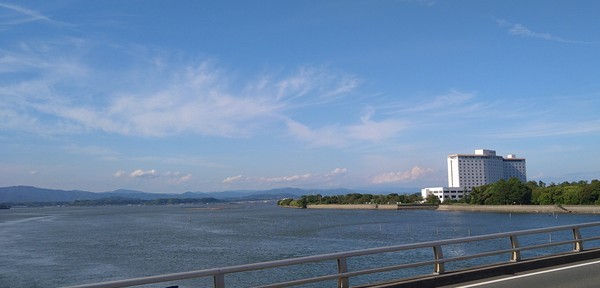 Vårt hotell, i kedjan Daiwa Royal. Bild från bro över sjön Hamanako.