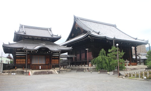 Yōbō-ji ligger mitt i Hōōjichō i Kyoto. En hōō (法皇) är en kejsare som abdikerat och blivit munk.